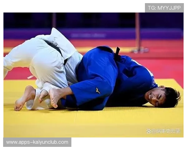 柔道选手掀翻裁判引争议