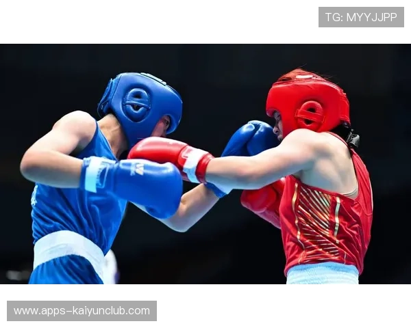 拳击赛出现罕见双倒地!裁判懵了