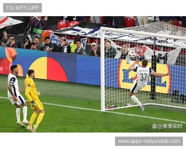 热刺边路传中由后点补射完成破门