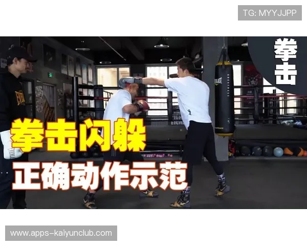 拳击闪躲配合反击展示绝佳力量和技巧