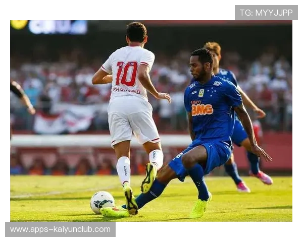 波尔图中场核心送出致命直塞：见证速度与智慧交错的瞬间